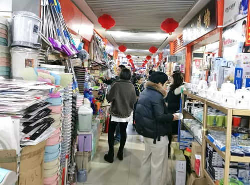 节前最后的疯狂 济南义乌小商品批发市场人气爆棚，鞋帽批发成抢手货